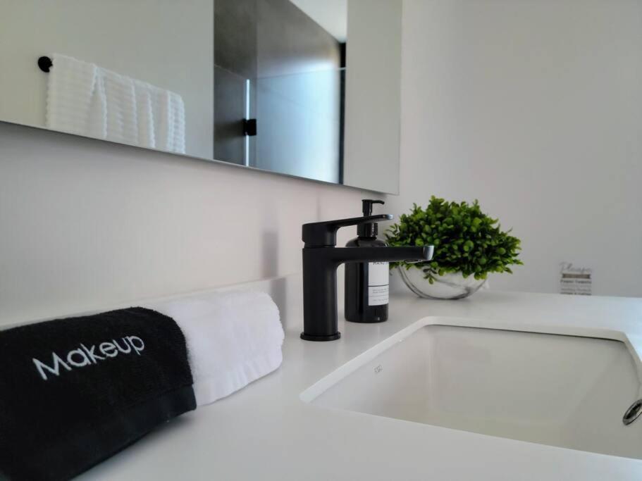 Apartamento Endless Summer - 2bed 2bath - Seasonly Heated Pool With Ocean Views - 5min Walk To - Fibre Internet - Sleeps 6